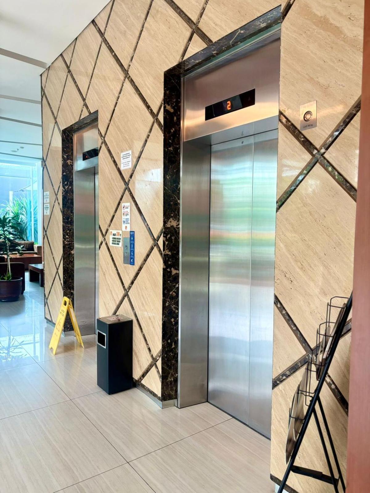V Hotel Tebet Jakarta Exterior photo