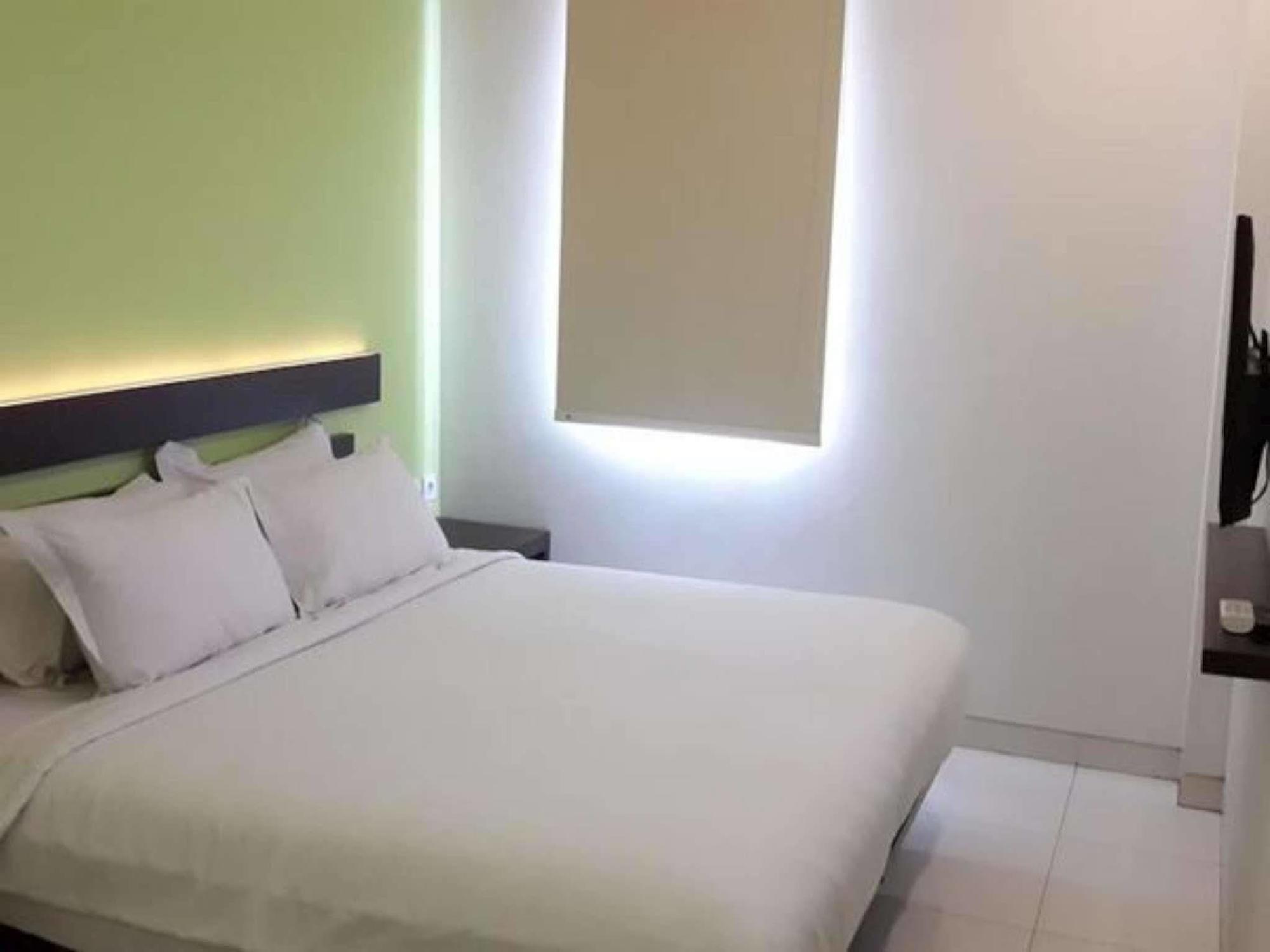 V Hotel Tebet Jakarta Exterior photo
